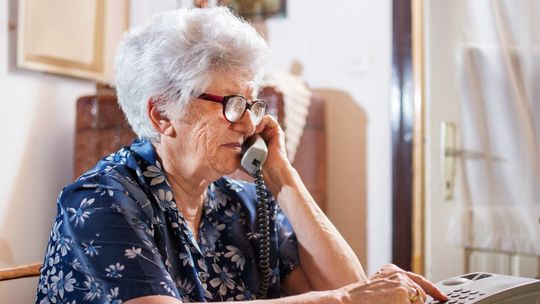 Seniorka zmanipulowana przez oszustów straciła 50 000 zł Seniorka zmanipulowana przez oszustów straciła 50 000 zł