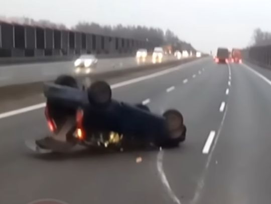 Groźne dachowanie na autostradzie. Myślała, że się zmieści między autami [VIDEO]