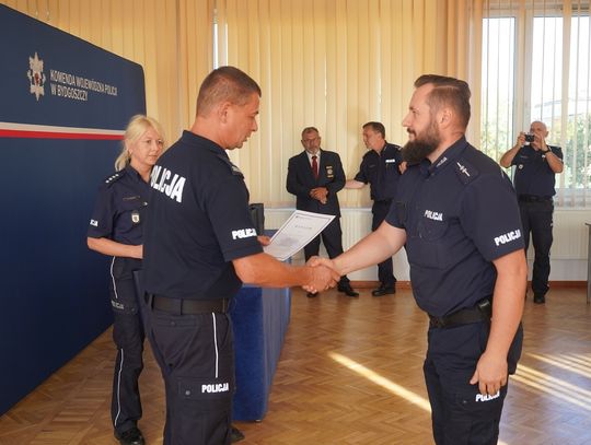 Kierownik rypińskich dzielnicowych na podium Dzielnicowych Roku