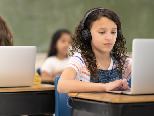 Miliardowa inwestycja. Tysiące laptopów i tabletów trafi do szkół