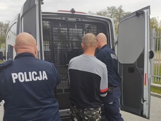 Na widok policjantów wyskoczył przez okno. 31-latek był poszukiwany