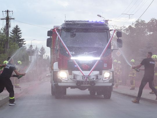 Nowy wóz w OSP Brzozie. Imponujące przywitanie przez strażaków i mieszkańców [FOTO, VIDEO]