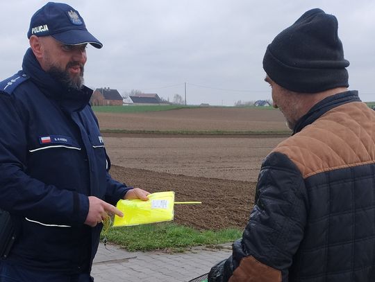 Odblaski dla pieszych i rowerzystów. Akcja brodnickiej komendy