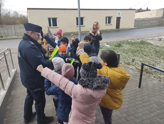 "Patrz i słuchaj!". Uczniowie z ZSP w komendzie policji w Rypinie [ZDJĘCIA]