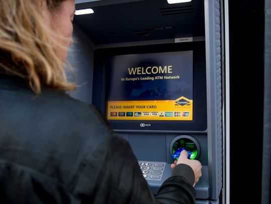 Płaciła znalezioną kartą bankomatową – odpowie przed sądem