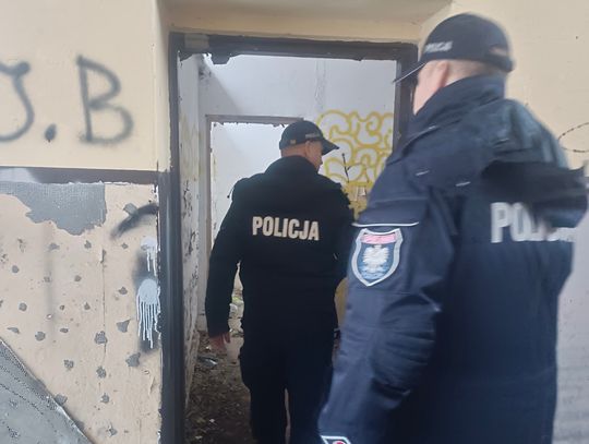 Policjanci sprawdzają miejsca gromadzenia się osób bezdomnych