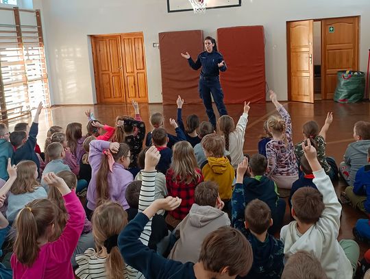 Policjanci z wizytą w szkole w związku z nadchodzącymi feriami zimowymi