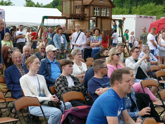 Rodzinna niedziela w Wielkim Leźnie. Artyści z "Wiosła", turnieje, kino [FOTO]