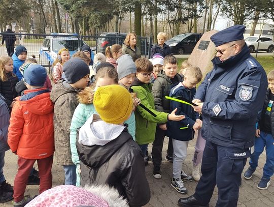 Rypińscy policjanci wspólnie z dziećmi. Zajęcia profilaktyczne