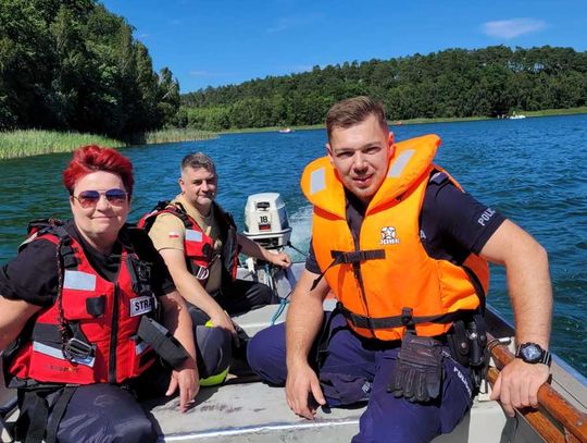 Wspólna służba policjanta i strażaków na jeziorze Okonin