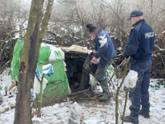 Wychłodzony mężczyzna przebywał w szałasie. Uratowany przez policję