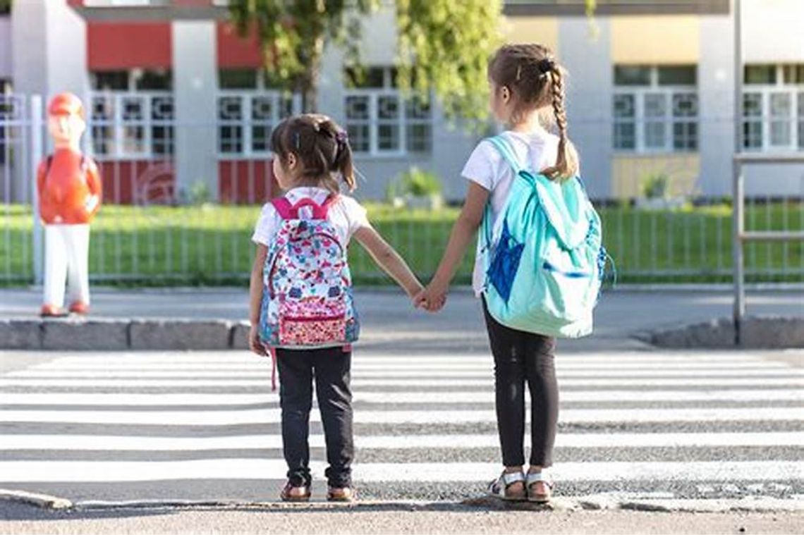 Czy dziecko może iść samo do szkoły? Nieroztropnym rodzicom grozi wysoka kara!