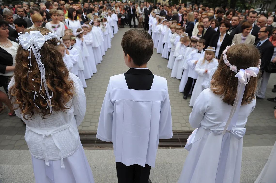 Czyje są pieniądze z komunii? Prawnicy odpowiadają na to pytanie