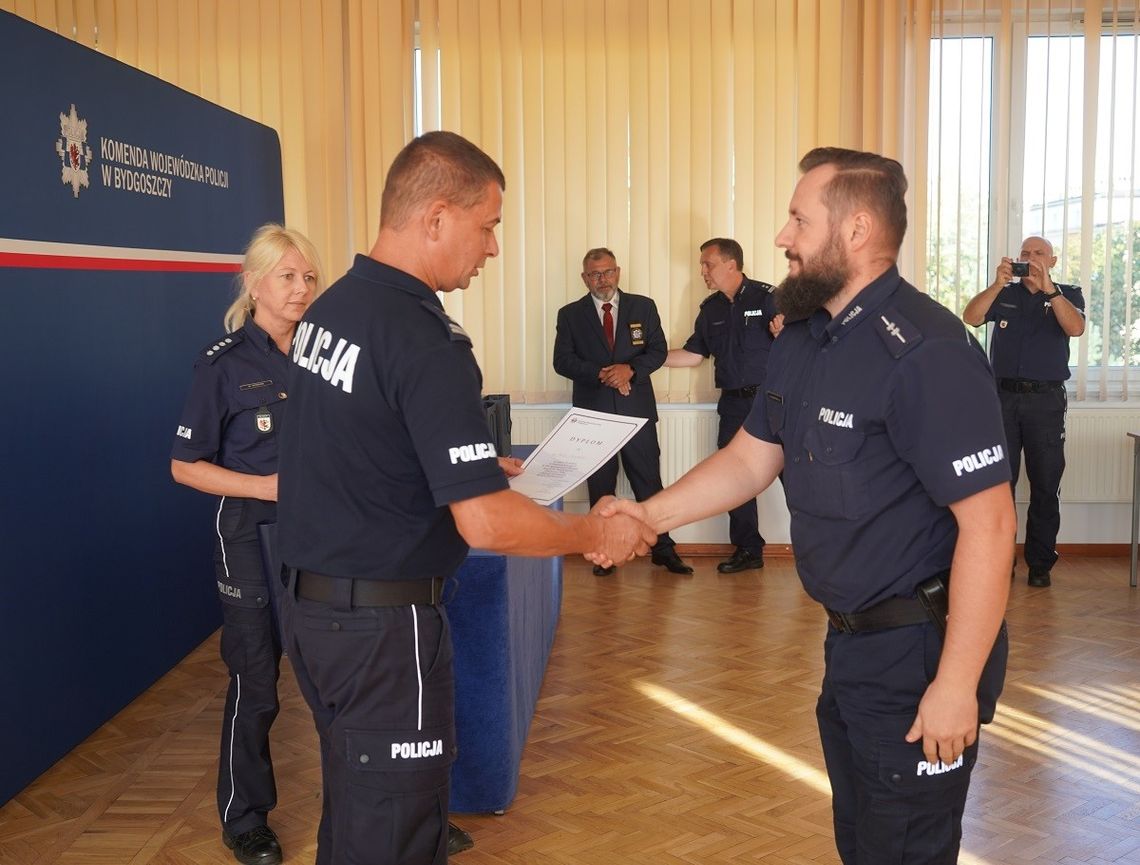 Kierownik rypińskich dzielnicowych na podium Dzielnicowych Roku