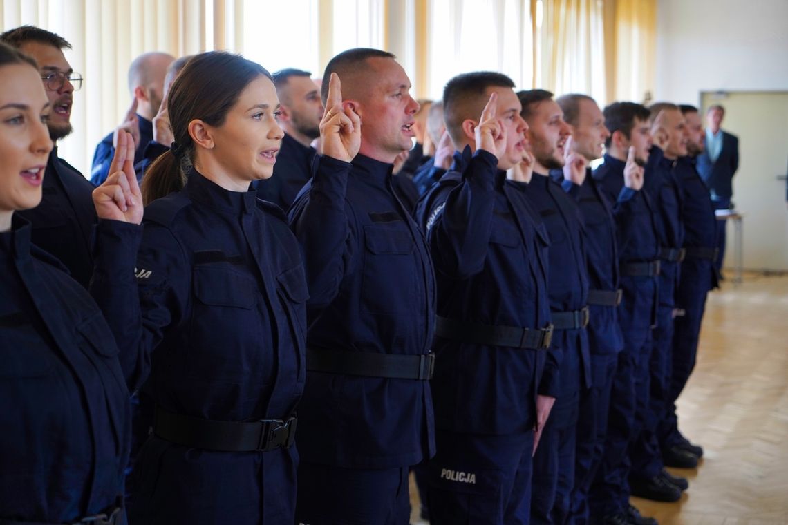 Nowi policjanci złożyli ślubowanie. Trafią także do Brodnicy [FOTO]