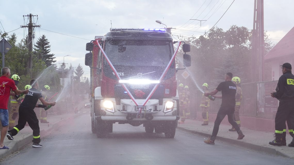 Nowy wóz w OSP Brzozie. Imponujące przywitanie przez strażaków i mieszkańców [FOTO, VIDEO]