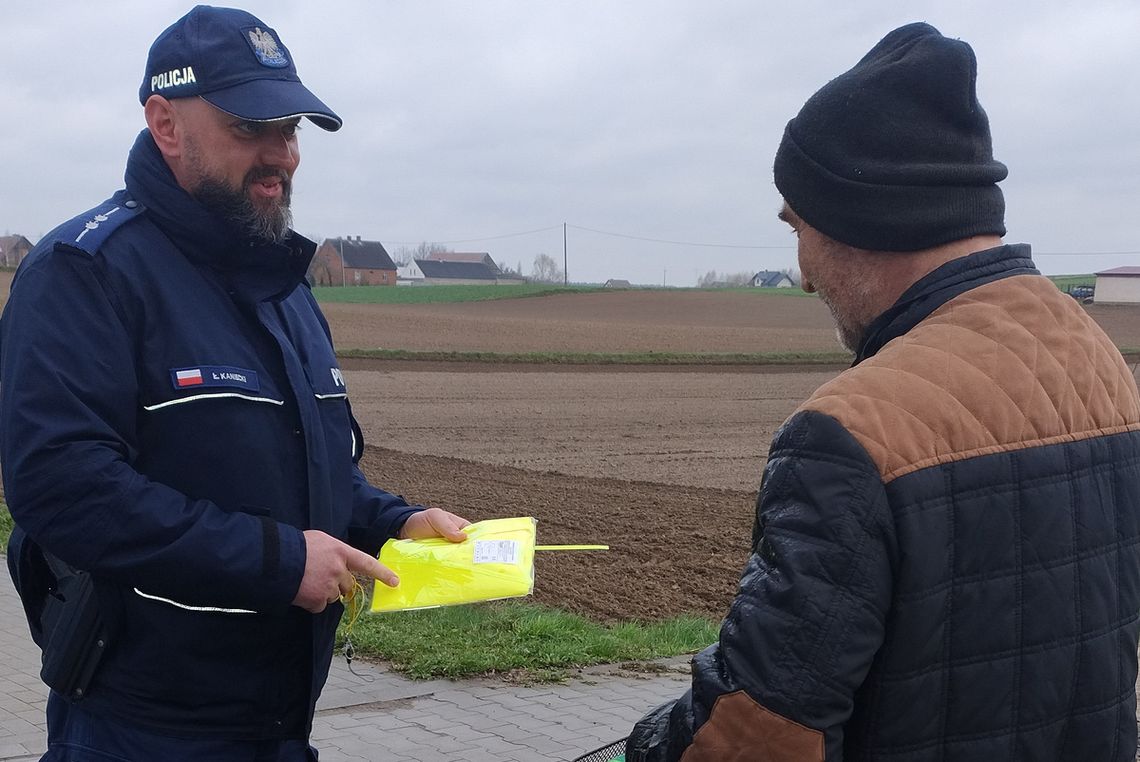 Odblaski dla pieszych i rowerzystów. Akcja brodnickiej komendy