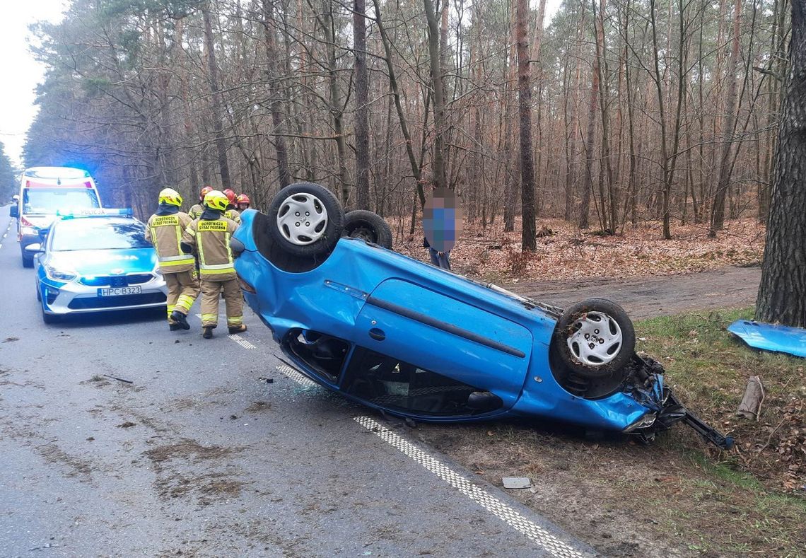 Pijany kierowca jazdę zakończył na dachu. Grożą mu 2 lata więzienia