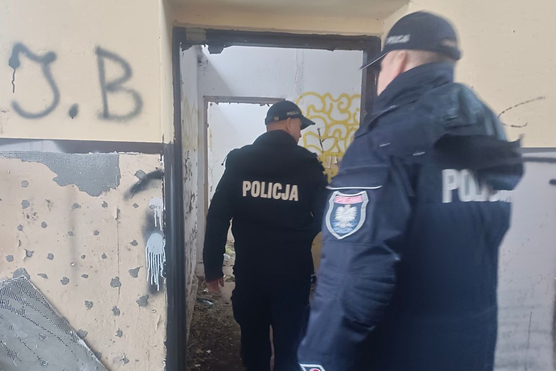 Policjanci sprawdzają miejsca gromadzenia się osób bezdomnych