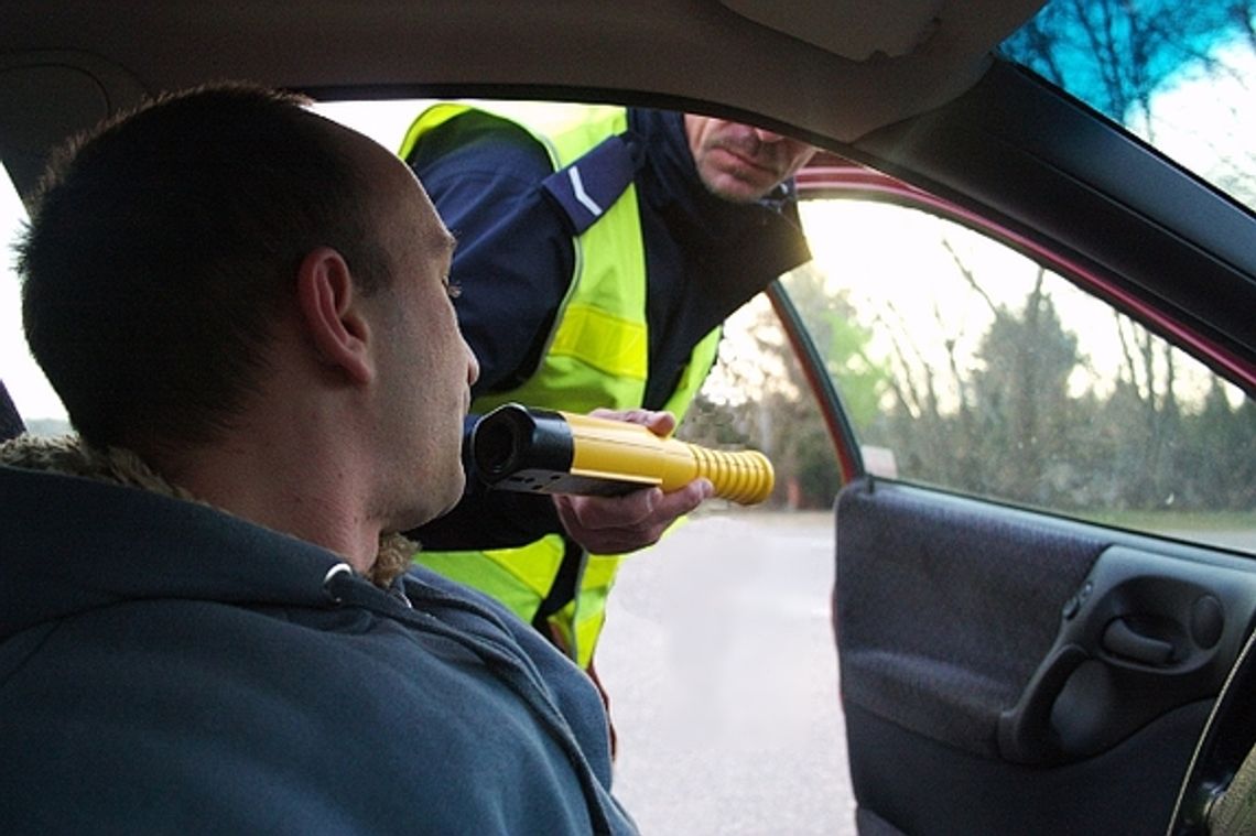 Policjanci wychwycili pijanych kierowców. Grozi im więzienie