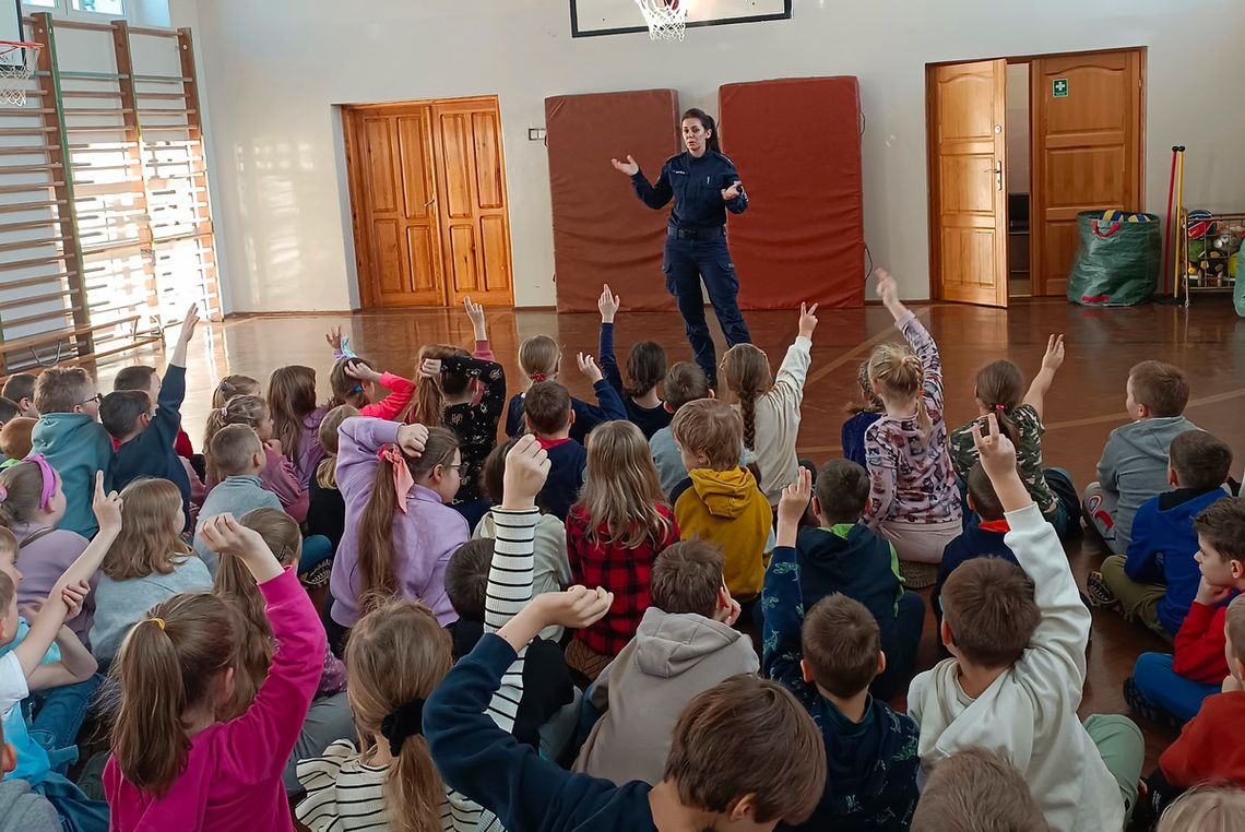 Policjanci z wizytą w szkole w związku z nadchodzącymi feriami zimowymi