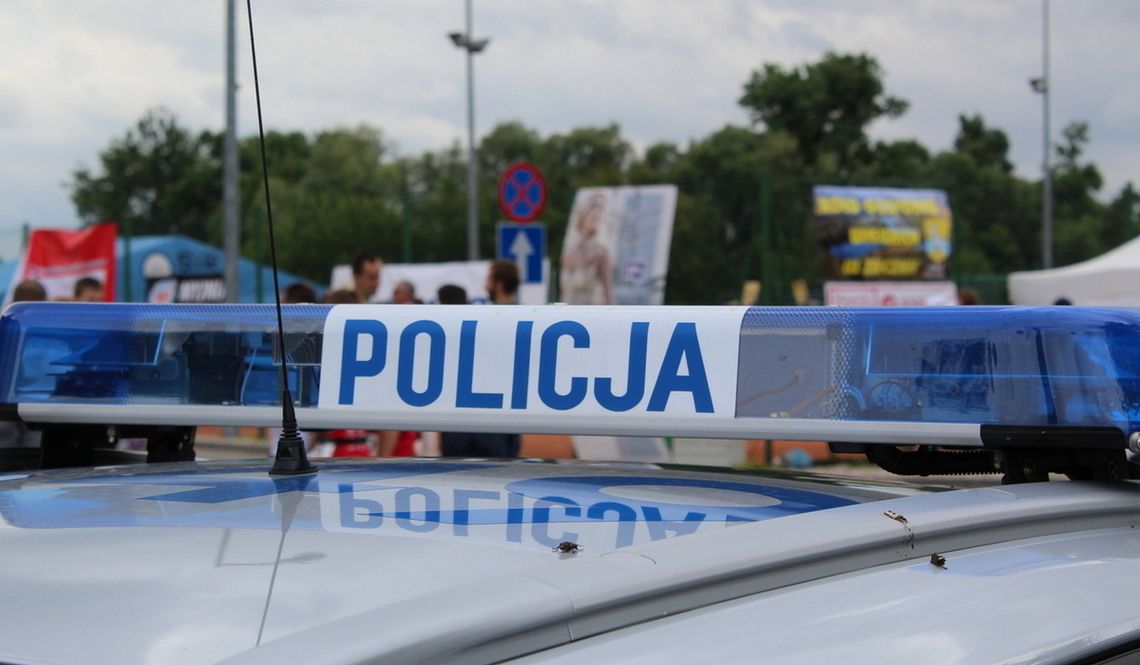 POLICJANCI ZATRZYMALI KIEROWCĘ TRAKTORA W JEDYM BUCIE, ALE NA PODWÓJNYM GAZIE