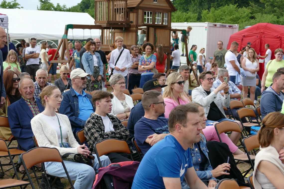 Rodzinna niedziela w Wielkim Leźnie. Artyści z "Wiosła", turnieje, kino [FOTO]