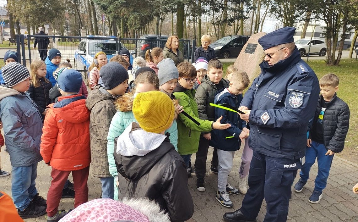 Rypińscy policjanci wspólnie z dziećmi. Zajęcia profilaktyczne