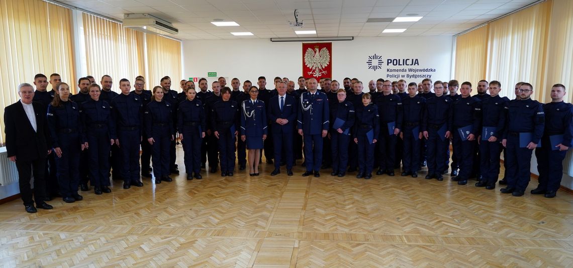 Ślubowanie nowo zaprzysiężonych policjantów