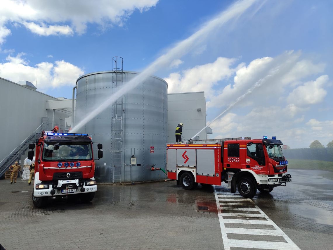 Strażackie ćwiczenia w fabryce produkującej wyroby higieniczne