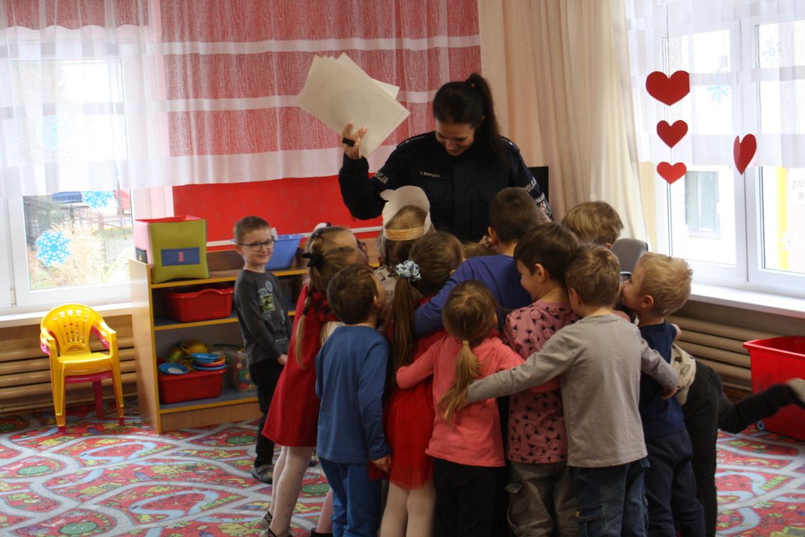 Walentynki z policjantami. Ważna lekcja bezpieczeństwa dla najmłodszych