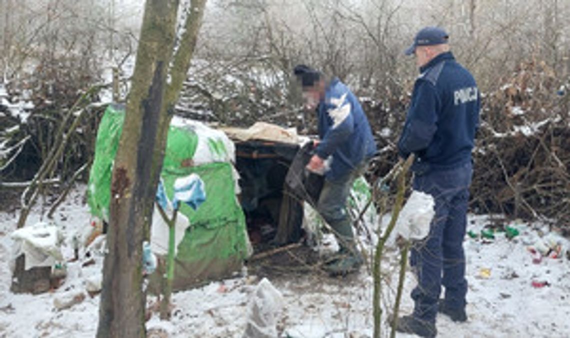 Wychłodzony mężczyzna przebywał w szałasie. Uratowany przez policję