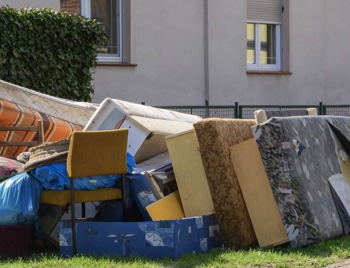 Wywiozą odpady wielkogabarytowe za darmo. Jak zgłosić odbiór?