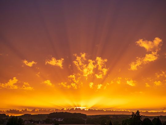 📸Magia złotego słońca: Chwile pełne blasku!   ☀️Wczorajsze zachód słońca okiem naszych czytelników