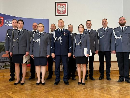 Święto Policji w Wąbrzeźnie: Uroczysta Zbiórka, Medale i Awanse